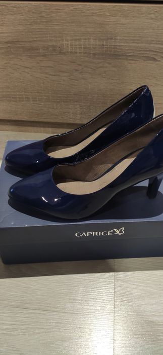 Нови обувки Caprice