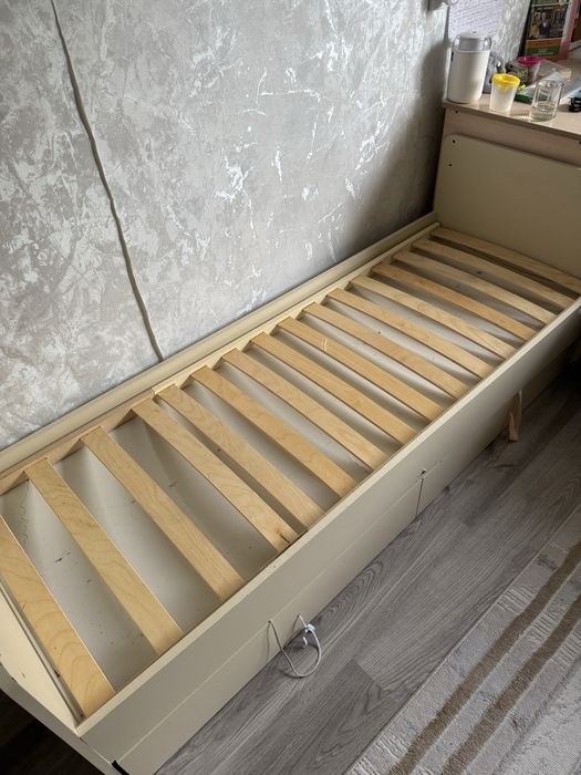 Продам детскую кровать с матрасом. 175 на 65.