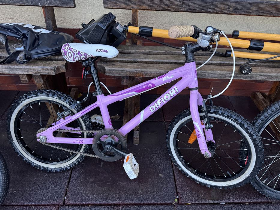3 biciclete pentru copii , diferite dimensiuni  . Bicicletele sunt in stare de functionare , dar necesita un minim de mentenanta