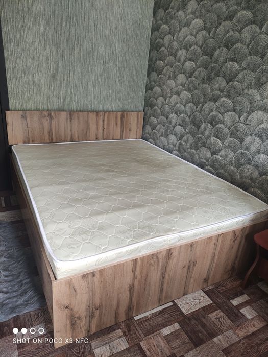 Продам двухспальную кровать, комод.