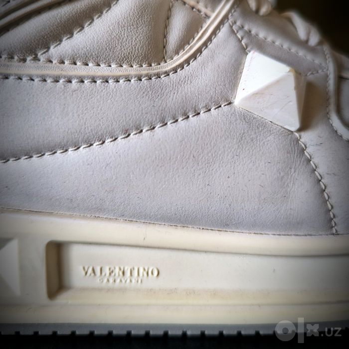Фирменные и оригинальные кроссовки от бренда VALENTINO