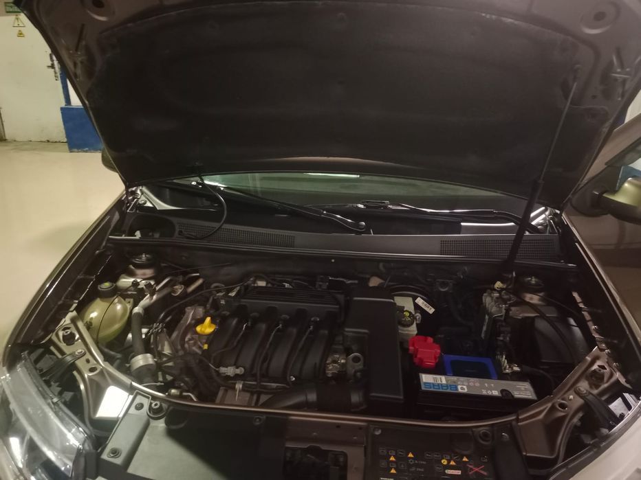 Продам машину Рено Сандеро