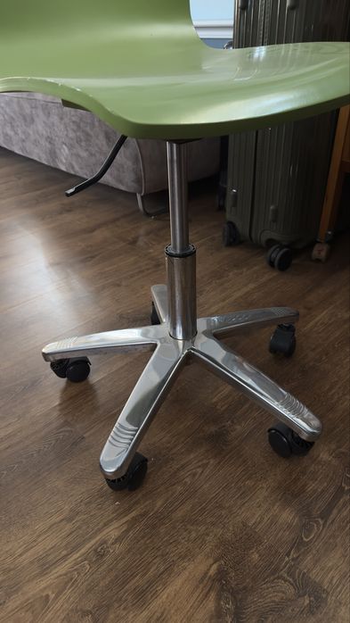 Продается стул для офис, комната.