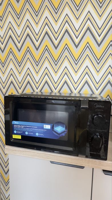 Продам микроволновую печь Midea