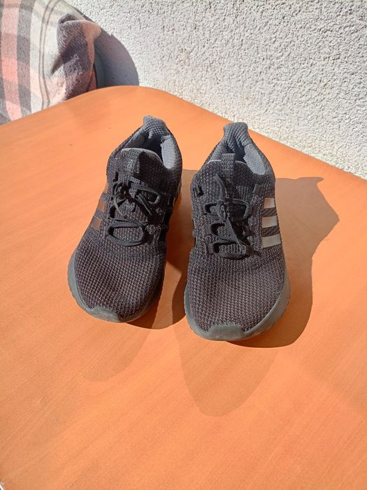 Vând pantofi sport Adidas produs de calitate superioara mărimea 43 1/2
