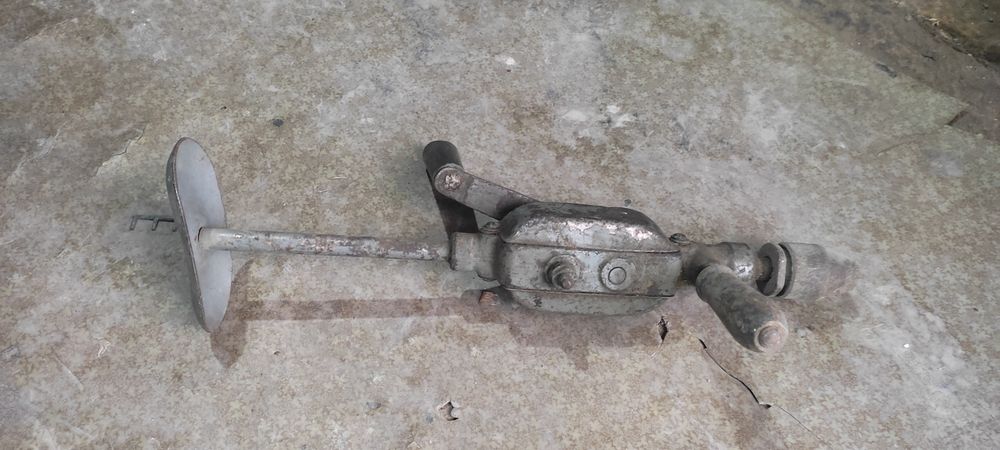 Дрель ручной в рабочем состоянии