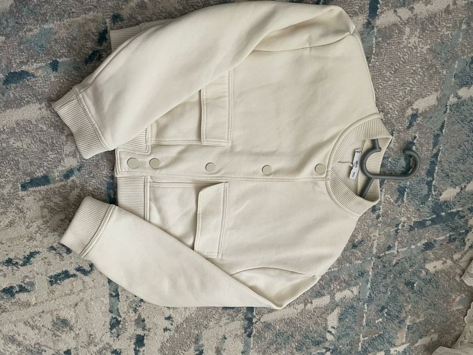 Стильный бомбер от  Mango.