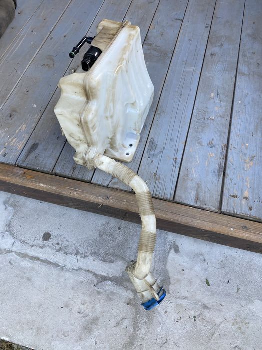 Vas lichid parbriz original VW Golf 5, pentru instalația de spălare a farurilor.  Complet, cu două motorașe, ambele funcționale. Piesă originală