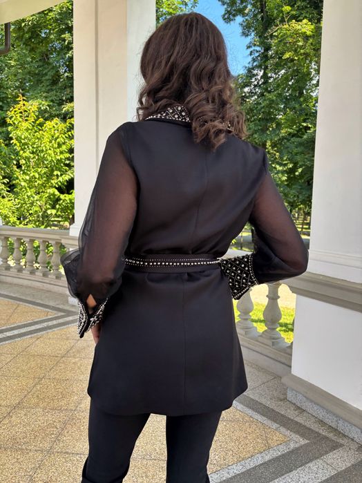 Costum negru cu pietre argintii