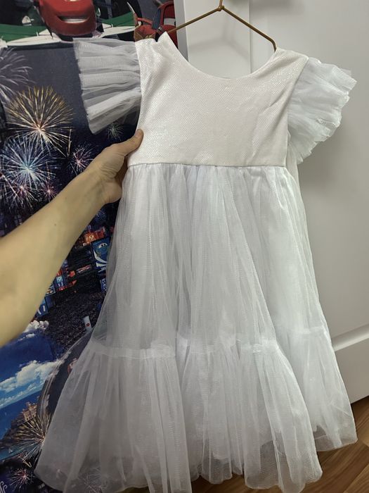 Продам нарядное платье на девочку