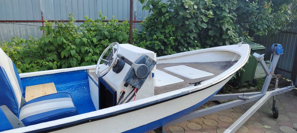 Vând barca cu motor
