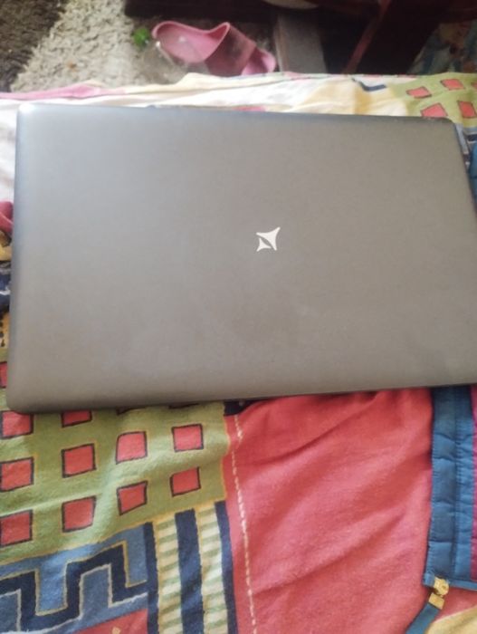 Vîin leptop alviu este nou l-am folosit o lună sau schimb cu un cros