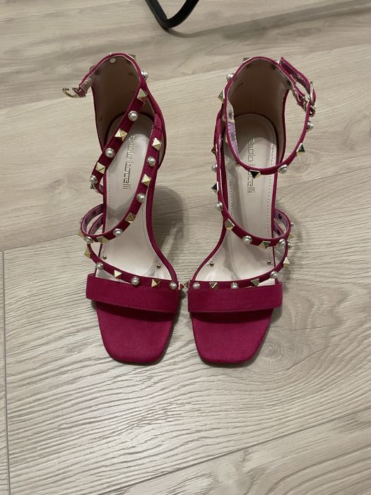 Цикламени сандали на ток