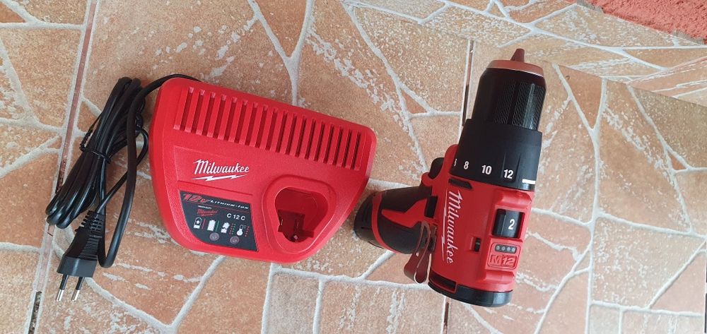 Masina de înșurubat și găurit milwaukee.