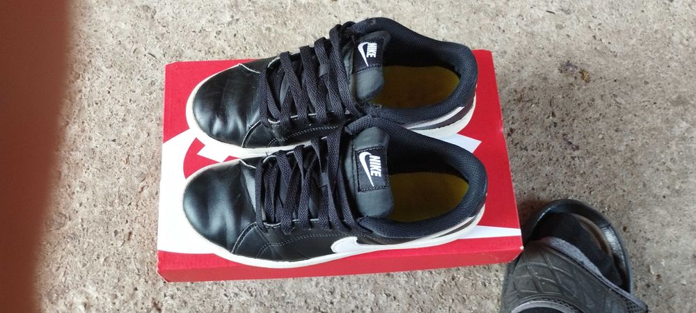 Обувки:Nike Court Royale