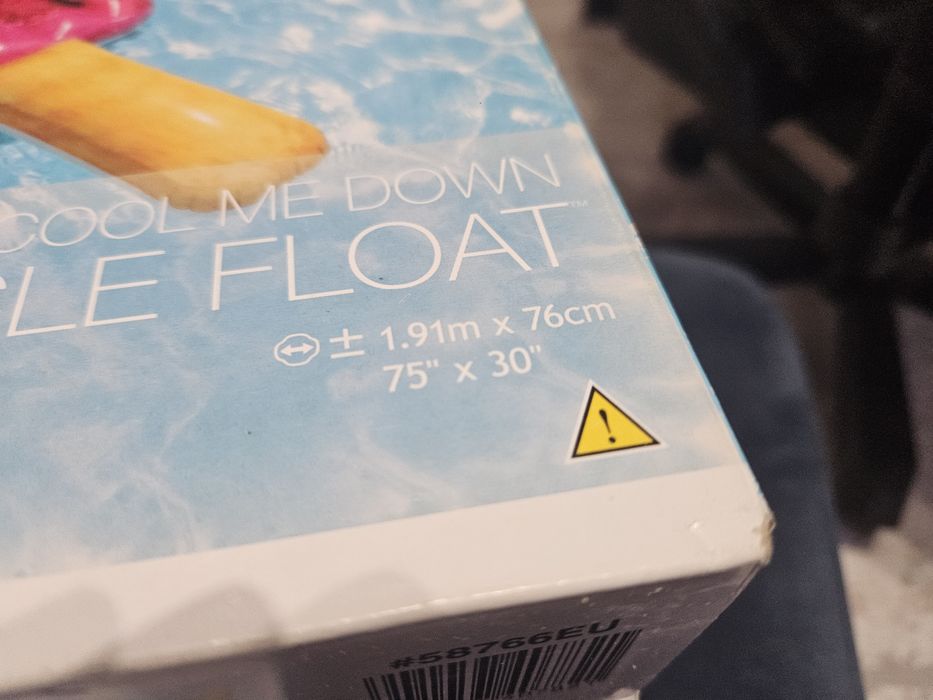 4 надувных матраса на воде