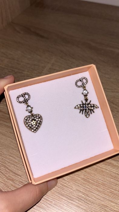 Cercei Christian Dior albinuță + inimioară ( logo ștanțat pe spate )