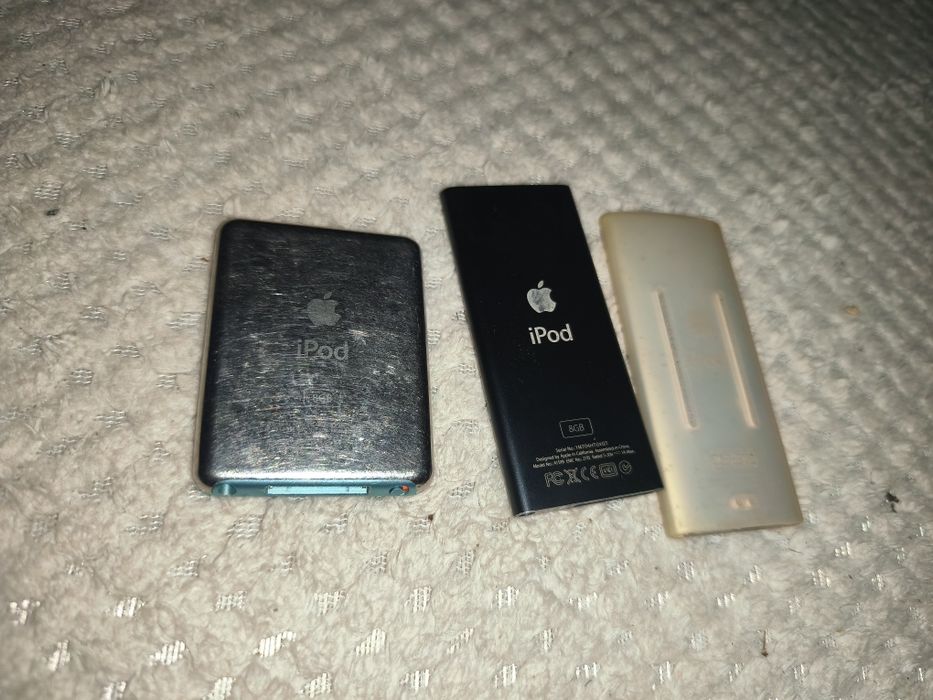 Vând 3 bucăți de airpods cu defect.