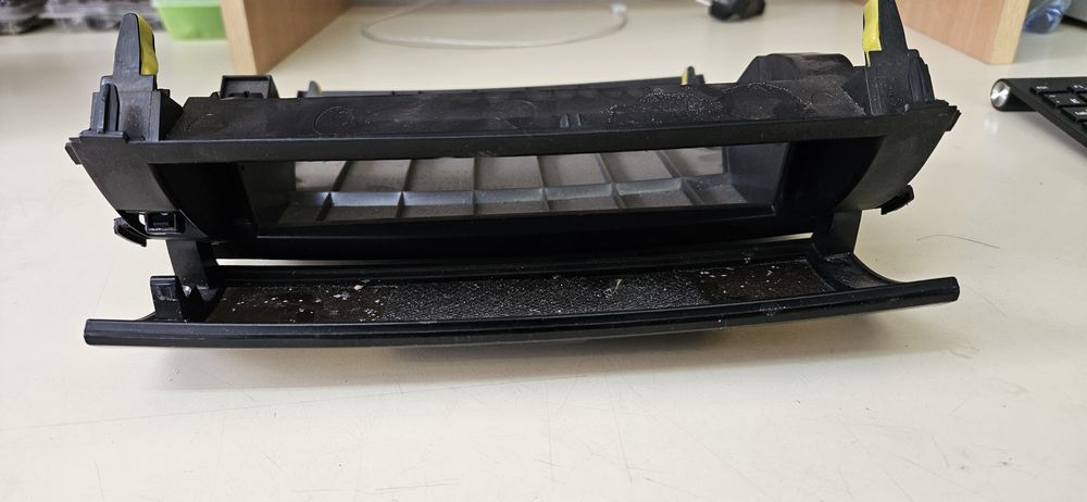 Бардачек магнитолы Toyota Prius 20