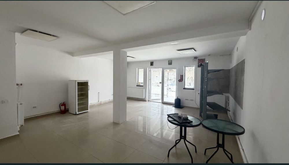 Spațiu comercial mare de închiriat – 2 niveluri – vizibilitate bună