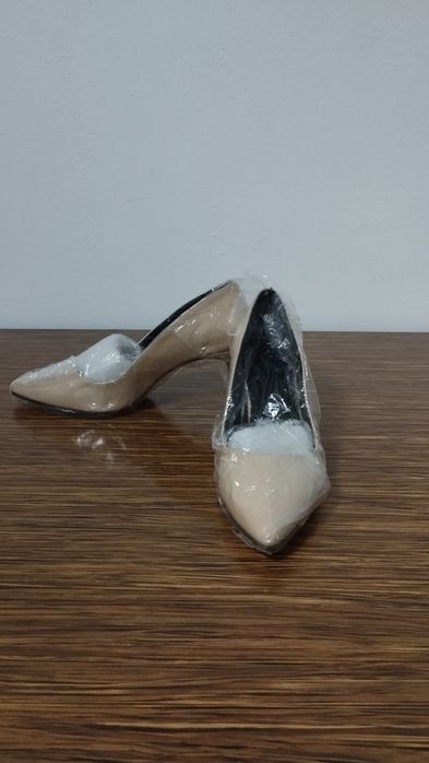 Продаю женскую обувь