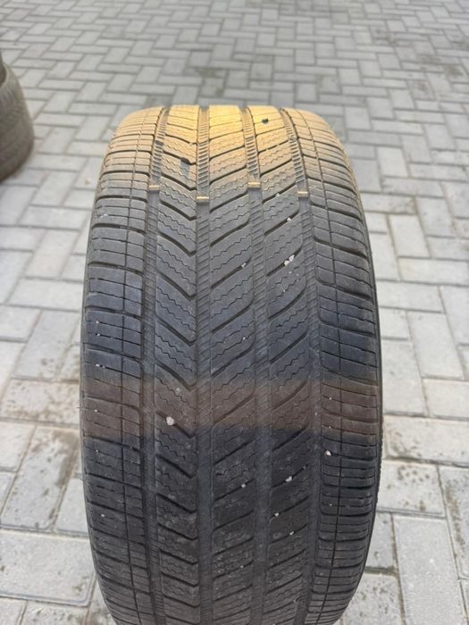 Продам комплект шин 235х35х19