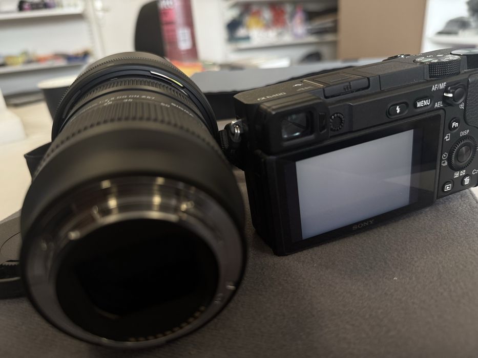 Безогледална камера Sony a6400 с обектив на sigma