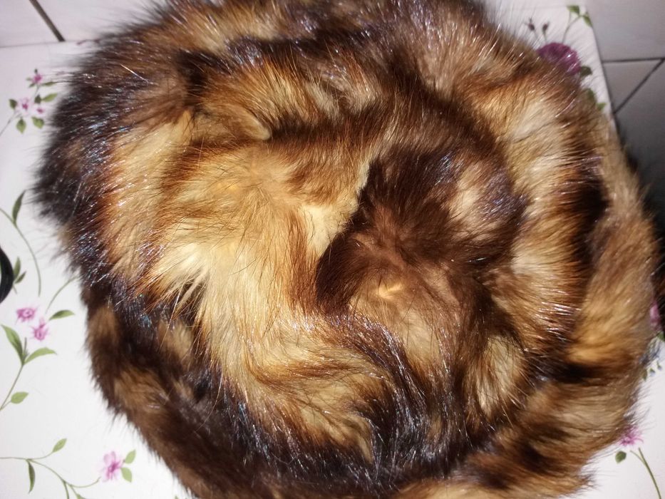 Căciulă și guler de blană (probabil vulpe)