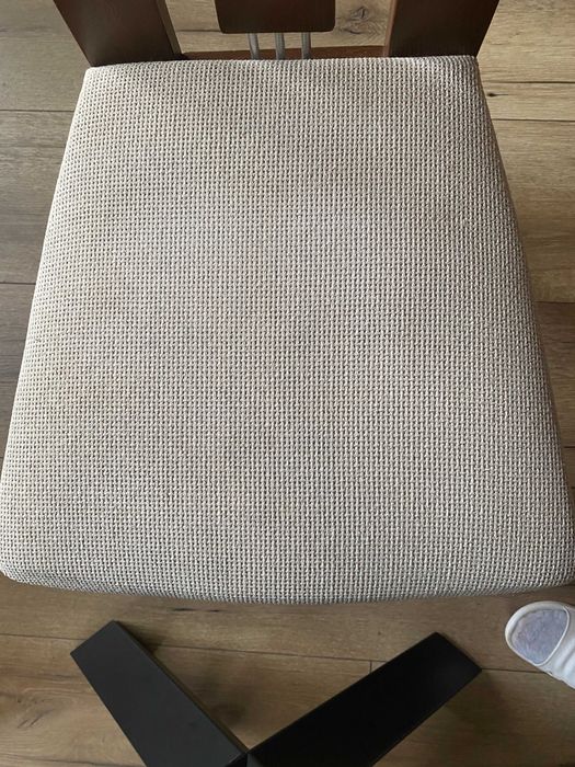 Четери броя трапезни столове