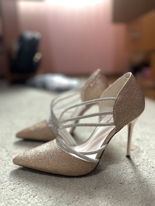 Официални блестящи обувки на висок ток