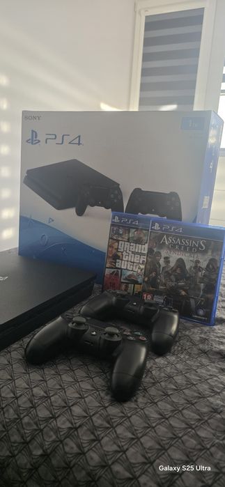 PS4 Slim 1TB 2 джойстика + 2 игри (GTA 5 и AC:Syndicate)