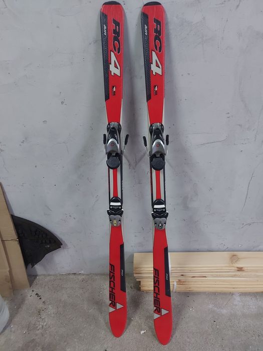 Карбонови ски много запазени