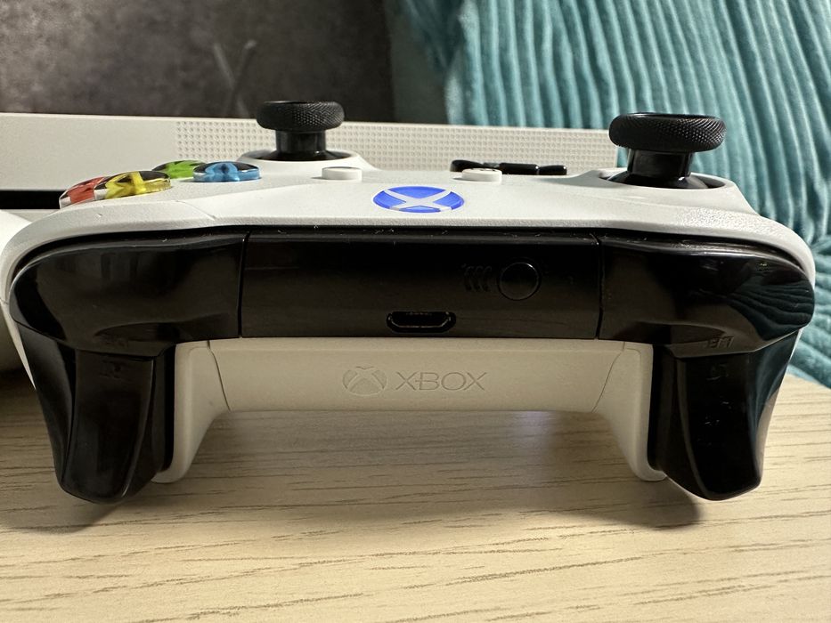 Продам XBOX ONE S 1Tr 2 геймпада