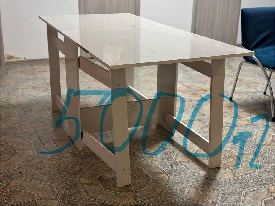 Ковёр, стол, под телевизор