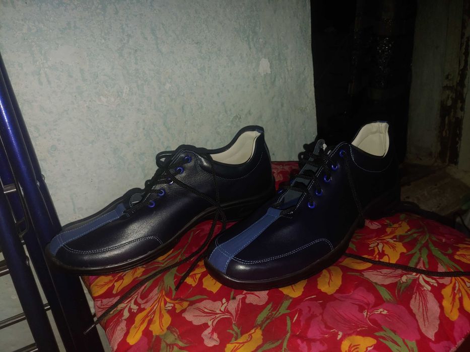 Кроссовки натуральная кожа летние. На стопу 33 см длины.