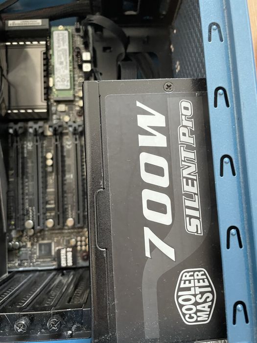 Настолен компютър, подходящ за гейминг и 3D моделиране.