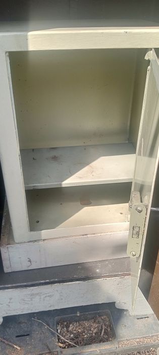 Продам два железных сейфв