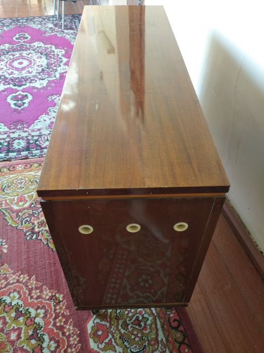 Тумбочка полированная.