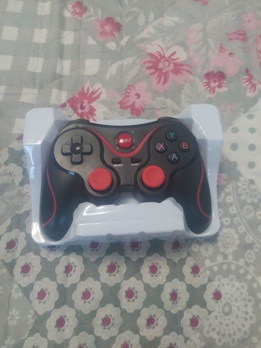 Продаётся джойстик с bluetooth телефон подключается игры играешь