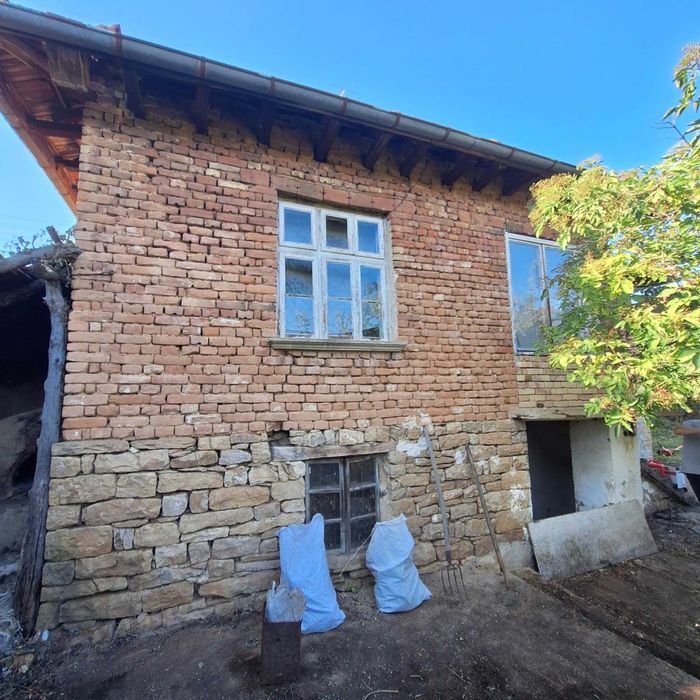 Двуетажна къща в с. Коевци, общ. Сухиндол, обл. Велико Търново