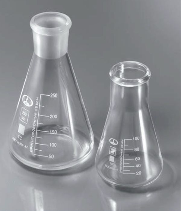 Лабораторные стеклянные колбы разных типов и объемов