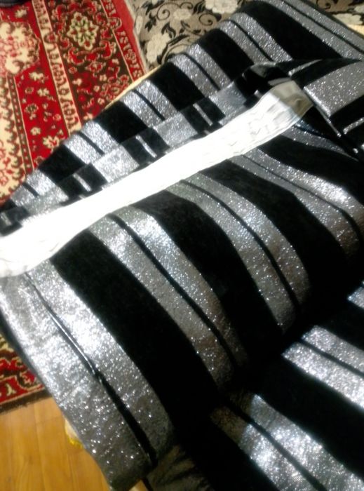 Шторы темно синие и розовые.