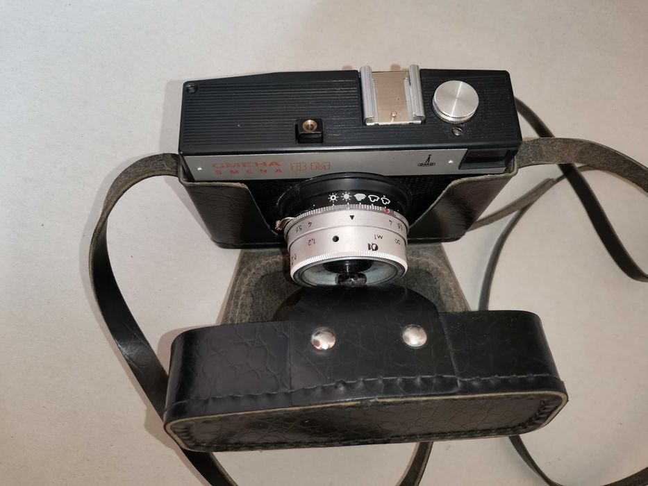 фотоапарати "Смена 8М" и "PRAKTIKA DPix 740Z"