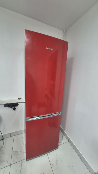 Продам холодильник Снайге красного цвета