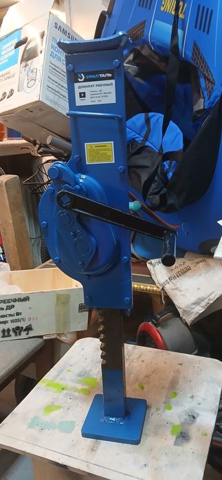 Домкрат рейечный