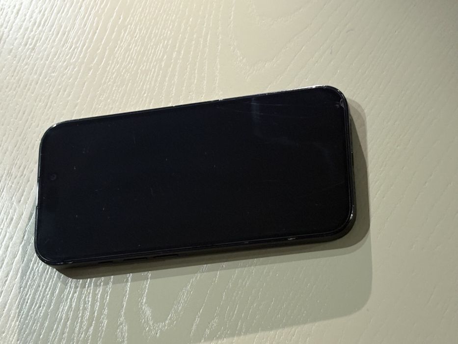 Iphone 16 black.