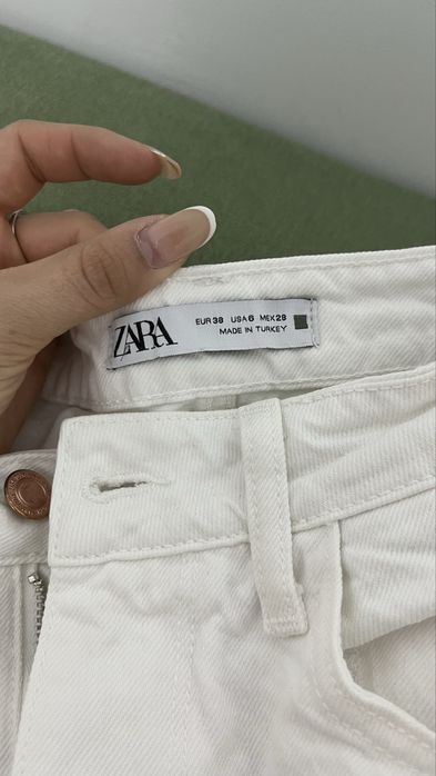 Белые джинсы ZARA