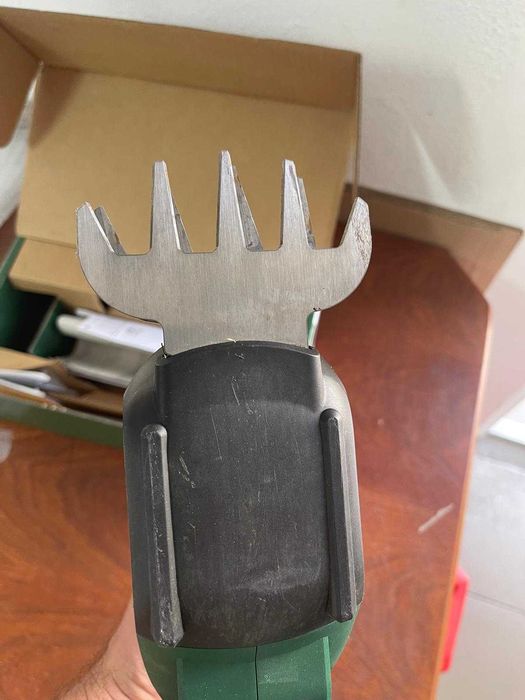 Foarfecă iarbă Bosch AdvancedShear 18V-10 (fără baterie, tăie până la 85 m² pe o singură încărcare a bateriei)