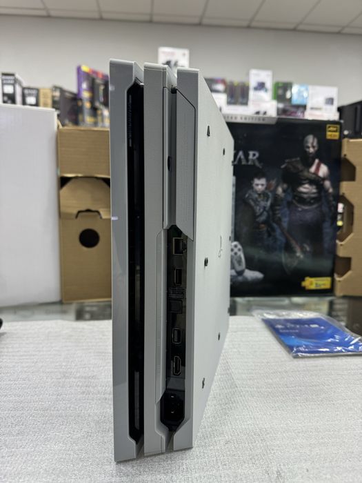 Ps 4 Pro 1TB Limited Edition GoD of WaR Oyin bor tayor