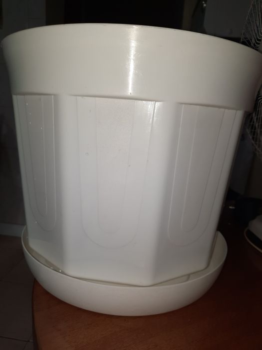 Горшок большой,белый